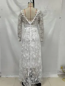 Vue arrière détaillée d'une élégante robe de mariée en dentelle blanche à manches longues