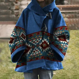 Détail d'un manteau à capuche vintage bleu ample pour femme avec motifs ethniques géométriques