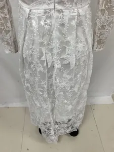 Vue détaillée d'une robe de mariée blanche à manches longues avec broderie en dentelle