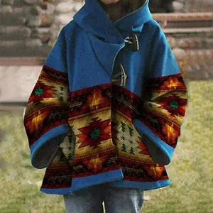 Détail des motifs ethniques vintage et boutons brandebourg sur le manteau bleu à capuche