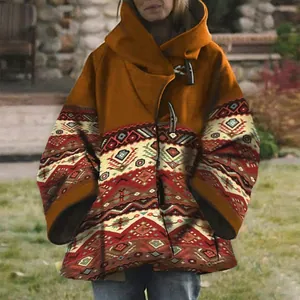 Vue détaillée de l'imprimé ethnique vintage sur un manteau de laine à capuche large