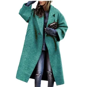 Primer plano del elegante abrigo de lana verde de gran tamaño con solapas y diseño holgado