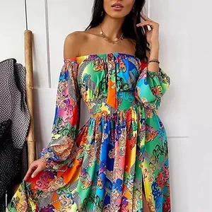 Off-the-shoulder maxi-jurk met levendige barokprints en elegante lange mouwen