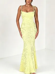 Elegante abito da sera lungo in jacquard giallo pallido con spalline sottili e lacci