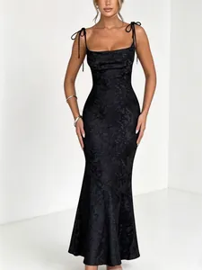 Elegante abito lungo in jacquard nero con spalline a fiocco per occasioni da sera