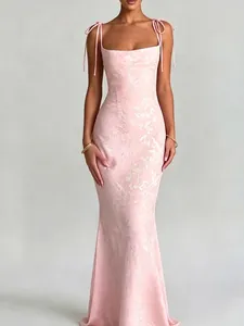 Elegante abito lungo in jacquard rosa con spalline annodate e orlo a sirena per la sera.