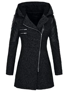 Cappotto grigio scuro da donna con cappuccio, maniche in pelle trapuntata e zip asimmetrica.
