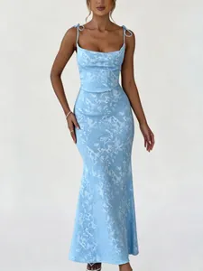 Elegante abito lungo in jacquard azzurro con spalline sottili per serate o vacanze