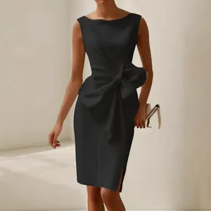 Vista dettagliata dell'elegante abito in raso nero senza maniche con fiocco in vita.