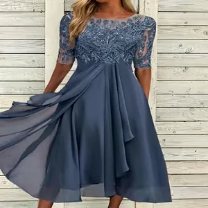 Elegante abito da sera blu in pizzo e chiffon con delicati dettagli floreali ricamati