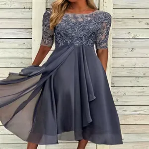 Elegante abito da sera blu in pizzo e chiffon con gonna fluida per occasioni formali