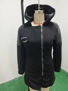 Detailansicht einer schwarzen Damen-Kapuzenjacke mit gesteppten Schulterpolstern