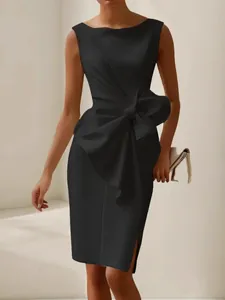 Elegante abito in raso nero senza maniche con grande fiocco in vita e silhouette slim