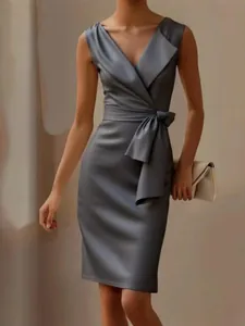 Elegante abito midi in raso grigio senza maniche con fiocco in vita e scollo a V