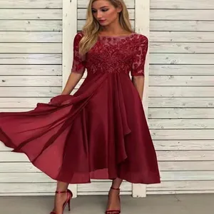 Elegante abito da sera bordeaux con corpetto in pizzo e gonna fluida in chiffon per feste.
