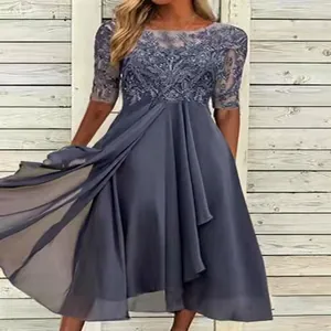 Elegante abito da sera grigio in chiffon con ricamo in pizzo e dettaglio patchwork