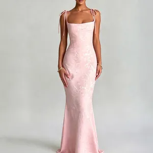 Robe longue élégante en jacquard rose à bretelles nouées pour soirée