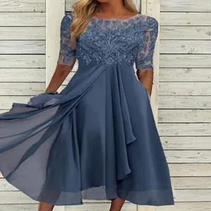 Elegante blauwe avondjurk met een kanten lijfje en een zwierige chiffon rok voor dames