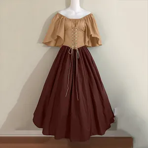 Détail d'une robe de style Renaissance avec corset à lacets et manches évasées.