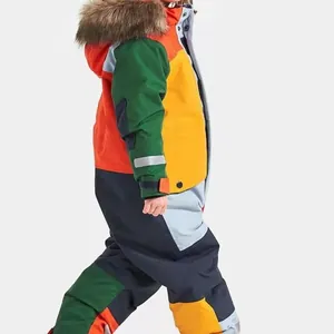 Vista lateral detallada de un mono de esquí impermeable para niños con capucha de pelo
