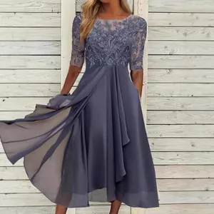 Gedetailleerd beeld van het kanten lijfje en de vloeiende chiffon rok van deze avondjurk.
