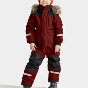 Vue complète détaillée de la combinaison de ski bordeaux imperméable avec capuche en fourrure