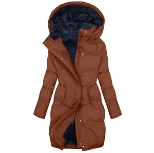 Detailweergave van een bruine winterparka met capuchon en dikke blauwe imitatiebont.