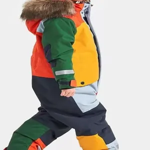 Mono de esquí impermeable para niños con capucha de pelo sintético y bloques de colores