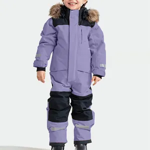 Vue détaillée de la combinaison de ski violette imperméable pour enfants avec capuche en fourrure
