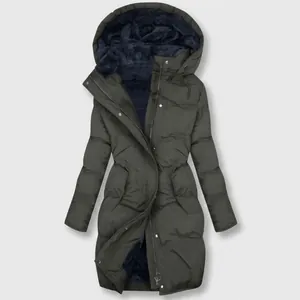 Detail van de olijfgroene winterparka voor dames met capuchon en blauwe fleecevoering