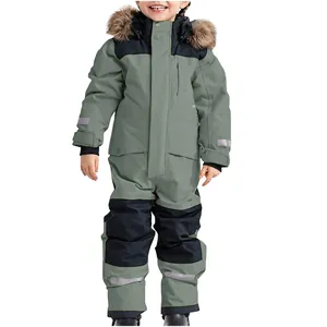 Vue complète d'une combinaison de ski imperméable pour enfants avec capuche en fausse fourrure.