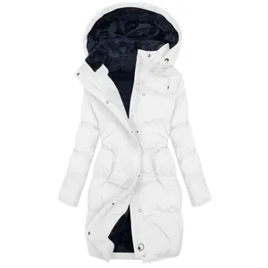 Detail van een stijlvolle witte winterjas voor dames met een dikke marineblauwe fleecevoering.