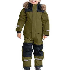 Vue détaillée d'une combinaison de ski une pièce pour enfant avec capuche et bandes réfléchissantes
