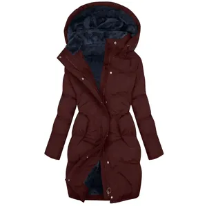 Gedetailleerd overzicht van bordeauxrode winterparka voor dames met voering van lamswol