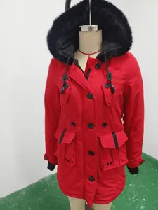 Parka d'hiver rouge rembourrée avec une grande capuche en fausse fourrure et des boutons.