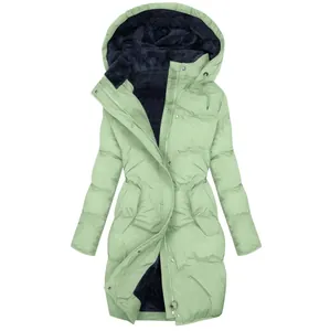 Detailopname van een mintgroene winterparka met warme fleecevoering en capuchon.