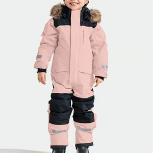 Vue détaillée d'une combinaison de ski rose et noire pour fille avec capuche fourrure