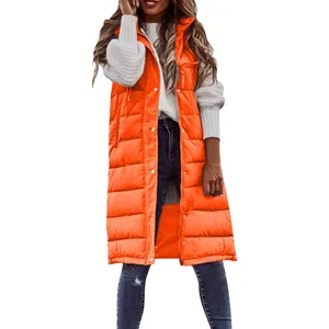 Gilet lungo trapuntato arancione brillante con cappuccio e bianchi bottoni a pressione
