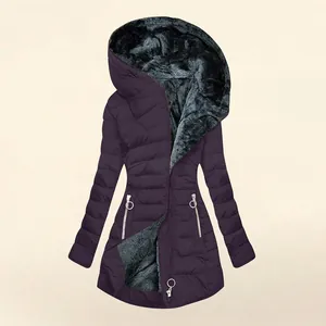 Detailansicht der lila Damen-Winterjacke mit kuscheligem Fleecefutter in der Kapuze