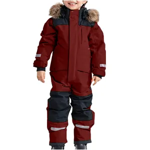 Vue détaillée d'un enfant portant une combinaison de ski bordeaux imperméable avec fourrure