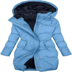 Detail van blauwe winterjas met capuchon, warme fleecevoering en gewatteerd design.