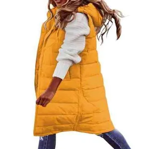 Vista laterale dettagliata di un gilet trapuntato lungo giallo con cappuccio donna