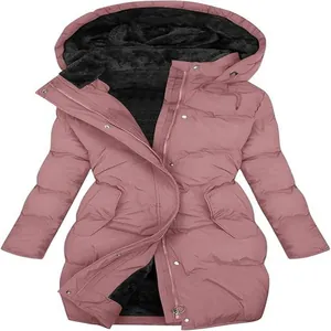 Gedetailleerd overzicht van een dames winterjas met zwarte fleecevoering en warme capuchon.
