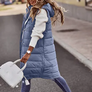 Vista dettagliata di un elegante gilet lungo imbottito blu con cappuccio da donna stile urbano