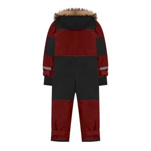 Vue arrière d'une combinaison de ski imperméable et isolée avec capuche en fourrure
