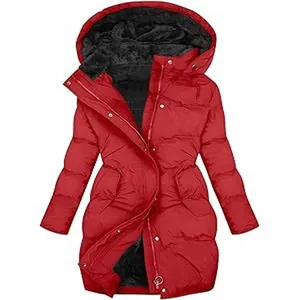 Detailopname van de warme zwarte fleecevoering en capuchon van deze rode winterjas.