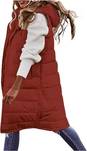 Gilet lungo imbottito da donna rosso con cappuccio e design trapuntato alla moda