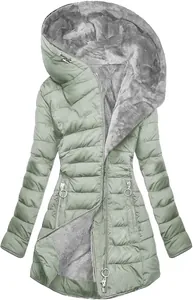 Detailansicht der gesteppten Damen-Winterjacke in Salbeigrün mit warmem Pelzfutter