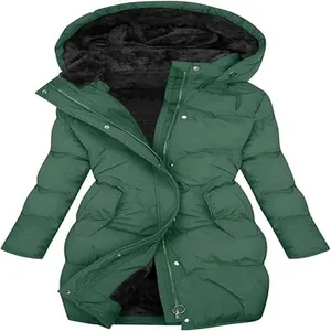 Groene winterjas voor dames met capuchon, warme zwarte fleecevoering en een slanke pasvorm