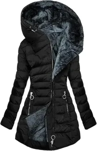 Detailansicht des dicken grauen Kunstfellfutters und der Kapuze dieser schwarzen Pufferjacke